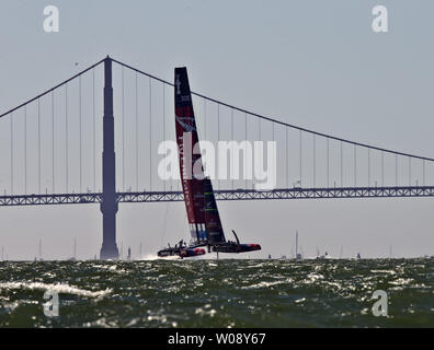 Emirates Nuova Zelanda vola sottovento in gara dieci della Coppa America contro il Defender Team Oracle USA sulla Baia di San Francisco il 15 settembre 2013. Gli Stati Uniti ha vinto gara 9 e dividere la giornata con il Kiwi, che hanno preso il cuscinetto 10. UPI/Terry Schmitt Foto Stock