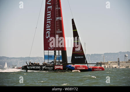 Emirates Nuova Zelanda si riscalda per gara 11 della Coppa America contro il team Oracle USA sulla Baia di San Francisco il 17 settembre 2013. Eccessiva velocità di vento ha causato il rinvio della gara11. UPI/Terry Schmitt Foto Stock