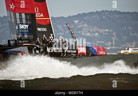 Emirates Nuova Zelanda teste per il dock dopo gara 12 della Coppa America contro il team Oracle USA è stato rinviato a causa di una eccessiva velocità del vento, sulla Baia di San Francisco il 18 settembre 2013. Il kiwi ha vinto gara 11 e il supporto di una vittoria dal prendere la coppa torna in Nuova Zelanda. UPI/Terry Schmitt Foto Stock