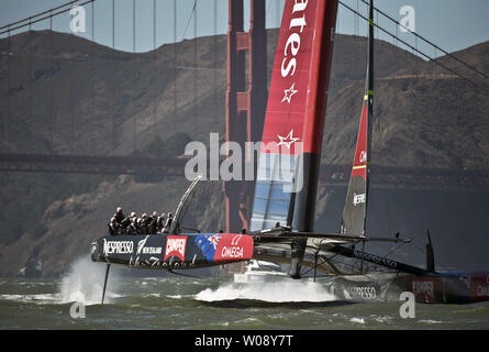 Emirates Nuova Zelanda teste per il dock dopo gara 12 della Coppa America contro il team Oracle USA è stato rinviato a causa di una eccessiva velocità del vento, sulla Baia di San Francisco il 18 settembre 2013. Il kiwi ha vinto gara 11 e il supporto di una vittoria dal prendere la coppa torna in Nuova Zelanda. UPI/Terry Schmitt Foto Stock