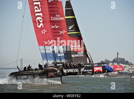 Emirates Nuova Zelanda si riscalda per gara 13 della Coppa America regata contro Emirates Nuova Zelanda sulla Baia di San Francisco il 19 settembre 2013. La gara è stata rinviata. America prelevato un punto a vincere la prima gara. UPI/Terry Schmitt Foto Stock