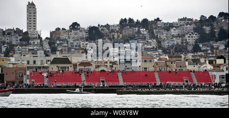 Solo pochi spettatori occupano quasi vuoto visualizzazione sta a guardare Team Oracle USA gara Emirates Nuova Zelanda in gara 13 della Coppa America regata del San Francisco Bay il 20 settembre 2013. America ha vinto gara 13. UPI/Terry Schmitt Foto Stock