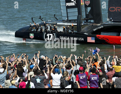 Team Oracle USA vele passato spettatori dopo aver vinto gara 14 della Coppa America regata contro Emirates Nuova Zelanda sulla Baia di San Francisco il 22 settembre 2013. Gli americani hanno vinto delle gare 14 e 15 per portare il cliente a 8-5 in favore del kiwi. UPI/Terry Schmitt Foto Stock