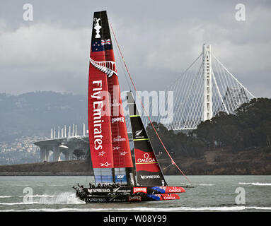 Emirates Nuova Zelanda teste per il dock dopo gara 14 della Coppa America regata contro il team Oracle USA è stata rinviata a San Francisco il 21 settembre 2013. Venti di direzione sbagliata ha causato il ritardo e quindi il rinvio. UPI/Terry Schmitt Foto Stock