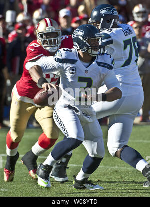 Seattle Seahawks QB Russell Wilson (3) codifica fuori della tasca contro il San Francisco 49ers nel primo trimestre a Candlestick Park su a San Francisco il 8 dicembre 2013. Il 49ers sconfitto il Seahawks 19-17. UPI/Terry Schmitt Foto Stock