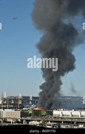 Flutti di fumo da cinque allarme incendio in appartamenti in costruzione nel bacino di Cina quartiere di San Francisco il 11 marzo 2014. UPI/Terry Schmitt Foto Stock