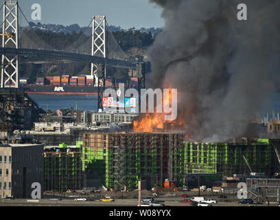 Fiamme salto da una a cinque allarme incendio in appartamenti in costruzione nel bacino di Cina quartiere vicino AT&T Park a San Francisco il 11 marzo 2014. UPI/Terry Schmitt Foto Stock