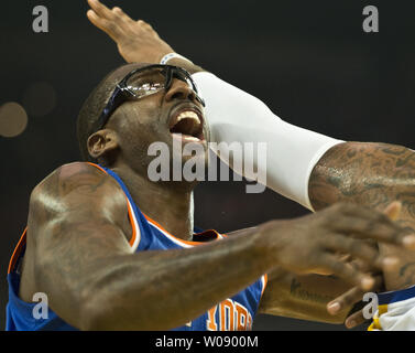 New York Knicks Amar"e Stoudemire grida come egli attira un fallo contro la Golden State Warriors nel primo semestre presso Oracle Arena di Oakland, la California il 30 marzo 2014. UPI/Terry Schmitt Foto Stock