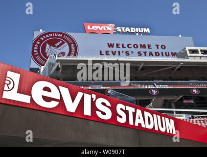 Levi's logos non lasciano alcun dubbio del luogo prima di San Francisco 49ers-Denver Broncos del gioco del calcio presso il nuovo Levi's Stadium di Santa Clara, in California, il 17 agosto 2014. Oggi è il primo gioco per il 49ers nel loro nuovo stadio. UPI/Terry Schmitt Foto Stock