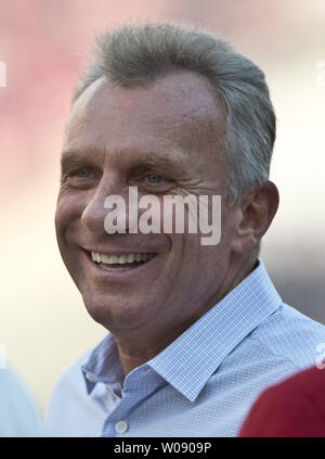 San Francisco 49ers Hall of Famer Joe Montana sorrisi come egli attende per cerimonie di apertura a Levi's Stadium di Santa Clara, California, 14 settembre 2014. Il 49ers perso a Chicago Bears 28-20 nella prima stagione regolare gioco nel loro nuovo stadio. UPI/Terry Schmitt Foto Stock