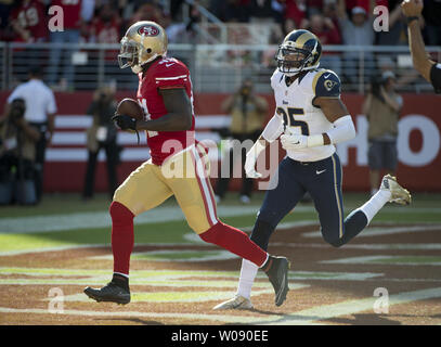 San Francisco 49ers WR Anquan Boldin corre nella zona di estremità con una 27 yard TD pass da Colin Kaepernick come San Louis Rams T.J.McDonald persegue nel secondo trimestre a Levi's Stadium di Santa Clara in California il 2 novembre 2014. I Rams ha sconfitto il 49ers 13-10. UPI/Terry Schmitt Foto Stock