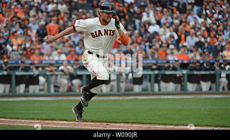 Con i suoi compagni di squadra fodera la piroga ringhiera, San Francisco Giants Hunter Pence gare giù la prima linea di base contro il St. Louis Cardinals nel fondo del nono inning di gioco 3 del campionato nazionale di serie AT&T Park a San Francisco il 14 ottobre 2014. Pence è stato buttato in un primo momento. San Francisco e San Louis sono legati 1-1 nella serie. UPI/Terry Schmitt Foto Stock