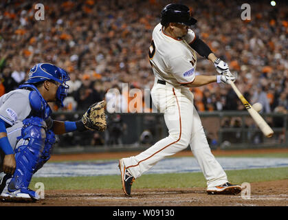 San Francisco Giants Juan Perez colpisce un sacrificio di volare il punteggio di squadra Hunter Pence nella quinta inning contro Kansas City Royals nel gioco 4 del World Series di AT&T Park a San Francisco il 25 ottobre 2014. Il Royals portano i giganti 2-1 nella serie. UPI/Terry Schmitt Foto Stock