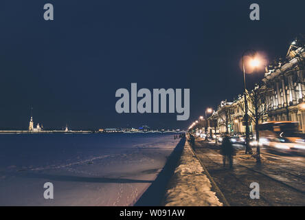 Vista del Palazzo d'inverno, il fiume congelato Neva, su strada e la Fortezza di Pietro e Paolo in inverno la sera Foto Stock