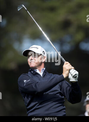 Jimmy Walker tees off sul secondo foro del Campionato Mondiale di Golf Cadillac gioca match a Harding Park a San Francisco il 29 aprile 2015. Foto di Terry Schmitt/UPI Foto Stock