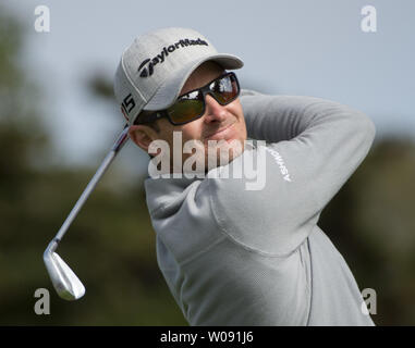 Justin Rose tee off sul secondo foro del Campionato Mondiale di Golf Cadillac gioca match a Harding Park a San Francisco il 29 aprile 2015. Foto di Terry Schmitt/UPI Foto Stock