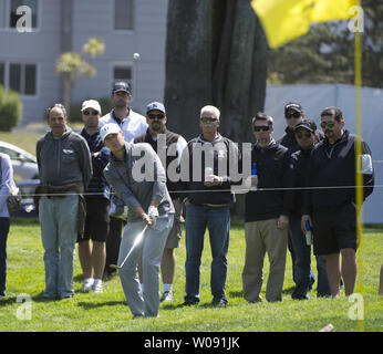 Jordan Spieth chips al verde sul terzo foro del Campionato Mondiale di Golf Cadillac gioca match a Harding Park a San Francisco il 29 aprile 2015. Foto di Terry Schmitt/UPI Foto Stock