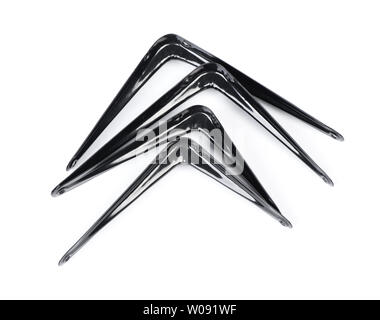 Gruppo di angolo metallico i fissatori. Angolo di montaggio degli angoli delle staffe metalliche isolate su sfondo bianco Foto Stock
