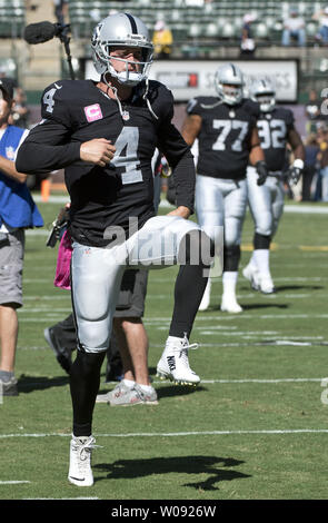 Oakland Raiders QB Derek Carr (4) riscalda fino a riprodurre il Denver Broncos a O.co Coliseum di Oakland, la California il 11 ottobre 2015. I Broncos sconfitti i raider 16-10. Foto di Terry Schmitt/UPI Foto Stock