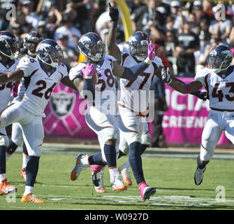 Denver Broncos von Miller (58) festeggia con i compagni di squadra dopo un sacco, costretto fumble, e ripristino contro Oakland Raiders QB Derek Carr nel terzo trimestre a O.co Coliseum di Oakland, la California il 11 ottobre 2015. I Broncos sconfitti i raider 16-10. Foto di Terry Schmitt/UPI Foto Stock