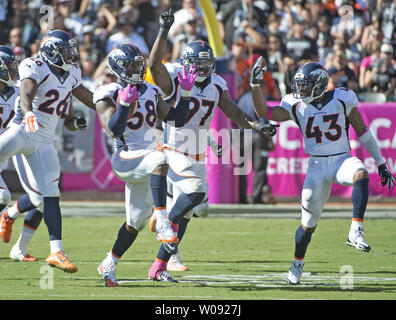 Denver Broncos von Miller (58) festeggia con i compagni di squadra dopo un sacco, costretto fumble, e ripristino contro Oakland Raiders QB Derek Carr nel terzo trimestre a O.co Coliseum di Oakland, la California il 11 ottobre 2015. I Broncos sconfitti i raider 16-10. Foto di Terry Schmitt/UPI Foto Stock