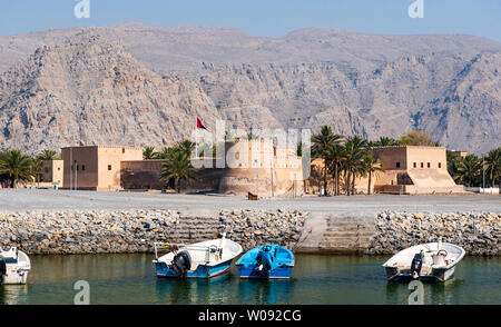 Khasab Fort nel governatorato di Musandam di Oman circondato da arenaria Foto Stock