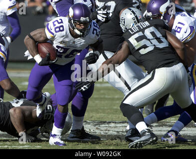 Minnesota Vikings RB Adrian Peterson (28) assume un cordone su Oakland Raiders Curtis Lofton (50) nel primo trimestre a O.co Coliseum di Oakland, la California il 15 novembre 2015. Peterson ha funzionato per 203 yards come vichinghi sconfitti i raider 30-14. Foto di Terry Schmitt/UPI Foto Stock