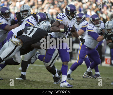 Minnesota Vikings RB Adrian Peterson (28) esegue il rip attraverso la Oakland Raiders linea nel quarto trimestre a O.co Coliseum di Oakland, la California il 15 novembre 2015. Peterson ha funzionato per 203 yards come vichinghi sconfitti i raider 30-14. Foto di Terry Schmitt/UPI Foto Stock