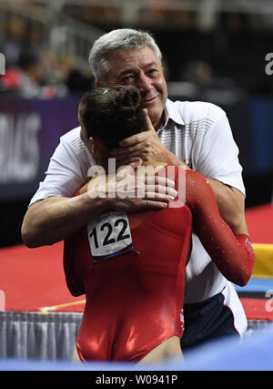 Aly Raisman ottiene un abbraccio dal coach Mihai Brestyan dopo la sua performance sul fascio di equilibrio alla donna olimpica di ginnastica prove presso il centro di SAP in San Jose, la California il 10 luglio 2016. Raisman è stata selezionata per essere un membro del team a 2016 Rio Giochi Olimpici. Foto di Terry Schmitt/UPI Foto Stock