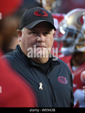 San Francisco 49ers Head Coach Chip Kelly guarda il suo team warm up per giocare il Los Angeles Rams a Levi's Stadium di Santa Clara, California, 12 settembre. 2016. Il 49ers sconfitto i montoni 28-0. Foto di Terry Schmitt/UPI Foto Stock