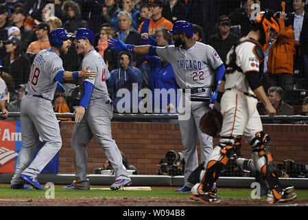 Chicago Cubs Antonio Rizzo festeggia con Ben Zobrist (L) e Jason Heyward (22) dopo il Willson Contreras ha guidato in Rizzo e Zobrist con un singolo nel nono inning contro i San Francisco Giants nella National League Division Series 4 Gioco di AT&T Park a San Francisco il 11 ottobre 2016. Foto di Terry Schmitt/UPI Foto Stock