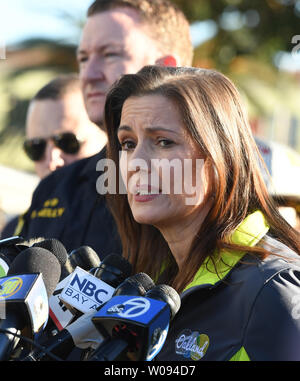 Il sindaco di Oakland Libby Schaaf parla a premere sulla scena di un incendio mortale a un rave a Oakland, la California il 3 dicembre, 2016. Almeno nove persone sono morte e decine di altri sono dispersi. Foto di Terry Schmitt/UPI Foto Stock