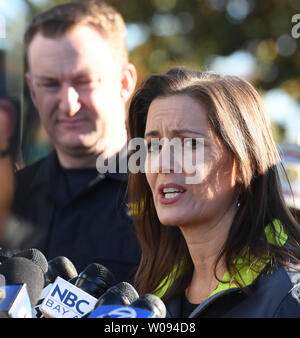 Il sindaco di Oakland Libby Schaaf parla a premere sulla scena di un incendio mortale a un rave a Oakland, la California il 3 dicembre, 2016. Almeno nove persone sono morte e decine di altri sono dispersi. Foto di Terry Schmitt/UPI Foto Stock