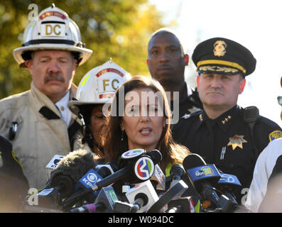 Il sindaco di Oakland Libby Schaaf parla a premere sulla scena di un incendio mortale a un rave a Oakland, la California il 3 dicembre, 2016. Almeno nove persone sono morte e decine di altri sono dispersi. Foto di Terry Schmitt/UPI Foto Stock