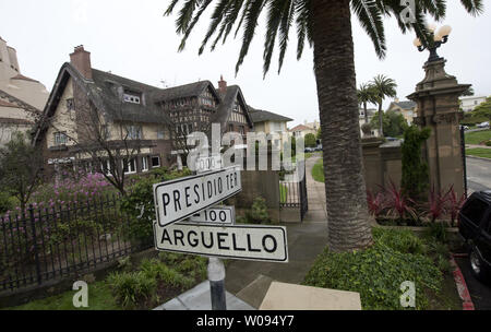 Il quartiere di Presidio terrazza si trova in una strada privata in Richmond del Distretto di San Francisco il 9 agosto 2017. Una Silicon Valley giovane, Tina Lam e Michael Cheng, hanno acquistato la strada fiancheggiata da palazzi a una tassa d'aste per $90.000, unbeknownst per i residenti del privato cul-de-sac. Prezzo medio per le case sulla strada è $5.1 milioni. Foto di Terry Schmitt/UPI Foto Stock