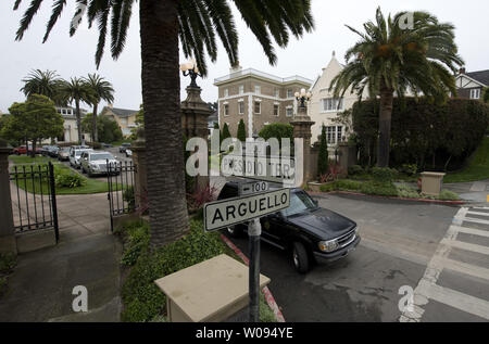 Il quartiere di Presidio terrazza si trova in una strada privata in Richmond del Distretto di San Francisco il 9 agosto 2017. Una Silicon Valley giovane, Tina Lam e Michael Cheng, hanno acquistato la strada fiancheggiata da palazzi a una tassa d'aste per $90.000, unbeknownst per i residenti del privato cul-de-sac. Prezzo medio per le case sulla strada è $5.1 milioni. Foto di Terry Schmitt/UPI Foto Stock