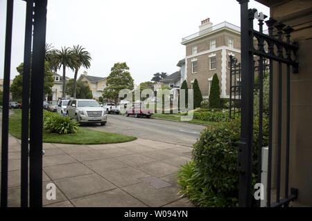 Il quartiere di Presidio terrazza si trova in una strada privata in Richmond del Distretto di San Francisco il 9 agosto 2017. Una Silicon Valley giovane, Tina Lam e Michael Cheng, hanno acquistato la strada fiancheggiata da palazzi a una tassa d'aste per $90.000, unbeknownst per i residenti del privato cul-de-sac. Prezzo medio per le case sulla strada è $5.1 milioni. Foto di Terry Schmitt/UPI Foto Stock