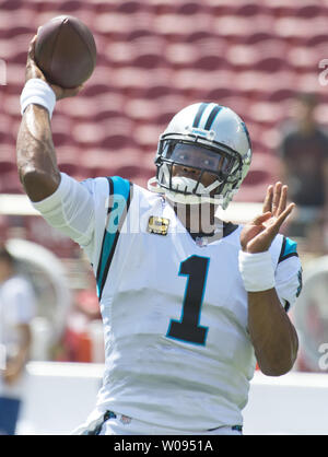 Carolina Panthers Cam Newton (1) riscalda fino a riprodurre il San Francisco 49ers a Levi's Stadium di Santa Clara, California, 10 settembre 2017. Foto di Terry Schmitt/UPI Foto Stock