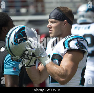 Carolina Panthers McCaffery cristiana mette sul suo casco prima di giocare la San Francisco 49ers a Levi's Stadium di Santa Clara, California, 10 settembre 2017. Foto di Terry Schmitt/UPI Foto Stock