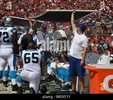 Aiutanti tenere schermi di sole oltre il Carolina Panthers' panchina nel primo trimestre contro il San Francisco 49ers a Levi's Stadium di Santa Clara, California, 10 settembre 2017. Le Pantere mauled il 49ers 23-3. Foto di Terry Schmitt/UPI Foto Stock