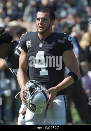 Oakland Raiders QB Derek Carr si riscalda per riprodurre il New York getti presso il Colosseo a Oakland, la California il 17 settembre 2017. I raider hanno sconfitto i getti 45-20. Foto di Terry Schmitt/UPI Foto Stock