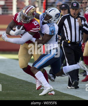 San Francisco 49ers Carlos Hyde (28) viene affrontato dal Tennessee Titans Adoree' Jackson dopo aver tenuto un Jimmy Garoppolo passano nel primo trimestre a Levi's Stadium di Santa Clara, in California, il 17 dicembre 2017. Il 49ers sconfitto i titani 25-23 su un ultimo secondo campo obiettivo. Foto di Terry Schmitt/UPI Foto Stock