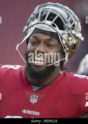 San Francisco 49ers linebacker Dekoda Watson sorrisi durante il warm up per giocare il Los Angeles Chargers a Levi's Stadium di Santa Clara in California il giovedì 30 agosto, 2018. Il caricabatterie ha sconfitto il 49ers 23-21. Foto di Terry Schmitt/UPI Foto Stock