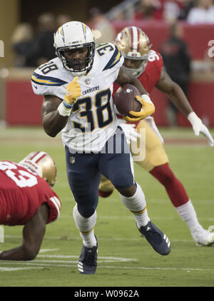 Los Angeles Chargers RB Detrez Newsome viene eseguito nel primo trimestre contro il San Francisco 49ers a Levi's Stadium di Santa Clara in California il giovedì 30 agosto, 2018. Il caricabatterie ha sconfitto il 49ers 23-21. Foto di Terry Schmitt/UPI Foto Stock