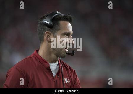 San Francisco 49ers Head Coach Kyle Shanahan opere i margini nella prima metà contro il Los Angeles Chargers a Levi's Stadium di Santa Clara in California il giovedì 30 agosto, 2018. Il caricabatterie ha sconfitto il 49ers 23-21. Foto di Terry Schmitt/UPI Foto Stock