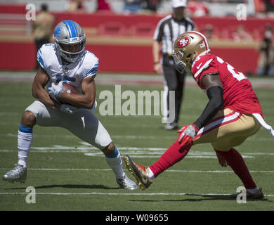 Detroit Lions ricevente larga Golden Tate (L) cerca di eludere la San Francisco 49ers Jaquiski Tartt nel primo trimestre a Levi's Stadium di Santa Clara, California, 16 settembre 2018. Il 49ers sconfitto il Lions 30-27. Foto di Terry Schmitt/UPI Foto Stock