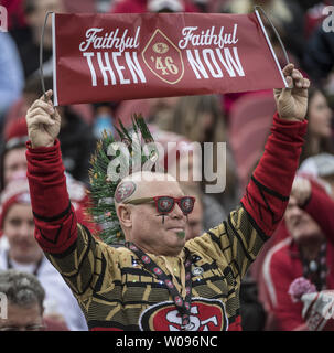 Una San Francisco 49ers fan mostra i suoi colori come il gioco Niners Chicago Bears a Levi's Stadium di Santa Clara, in California, il 23 dicembre 2018. La porta ha sconfitto il 49ers 13-9. Foto di Terry Schmitt/UPI Foto Stock