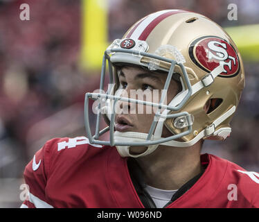 San Francisco 49ers quarterback Nick Mullens (4) riscalda fino a riprodurre il Chicago Bears a Levi's Stadium di Santa Clara, in California, il 23 dicembre 2018. La porta ha sconfitto il 49ers 13-9. Foto di Terry Schmitt/UPI Foto Stock