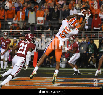 Clemson Tigers wide receiver Tee Higgins (5) assume un Trevor Lawrence pass per un cantiere di cinque TD contro Alabama Crimson Tide nel terzo trimestre presso il College di NCAA Football Playoff Campionato Nazionale a Levi's Stadium il 7 gennaio 2019 in Santa Clara, California. Clemson sconfitto Alabama 44-16 per essere il primo 15-0 campionato del team. Foto di Terry Schmitt/UPI Foto Stock