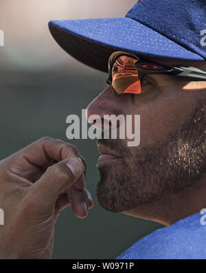 Texas Rangers manager Chris Woodward orologi giocare contro Oakland atletica presso il Colosseo a Oakland, la California il 24 aprile 2019. L'UNA ha vinto 6-5 foto di Terry Schmitt/UPI Foto Stock